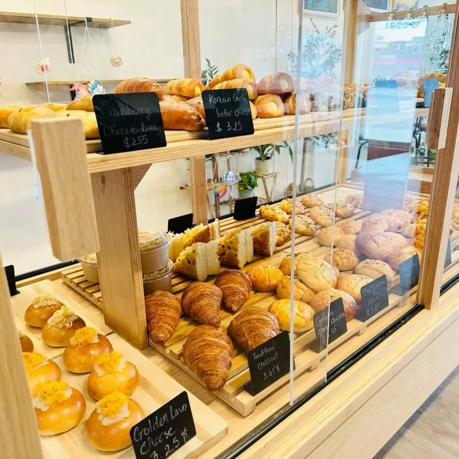 Khay bánh mới ra lò tại Thanh Hiền